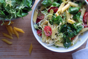 Penne Rigate geht mit Tomaten, Schafskäse, Pesto und Salatblättern sowohl als Salat oder als Hauptericht durch.