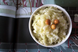 Kohlrabi hat gerade Saison - Grund genug daraus einen leckeren Salat zu zaubern. Der Kohlrabi-Apfel-Salat ist schnell zubereitet, super saftig und schwer lecker. :-)