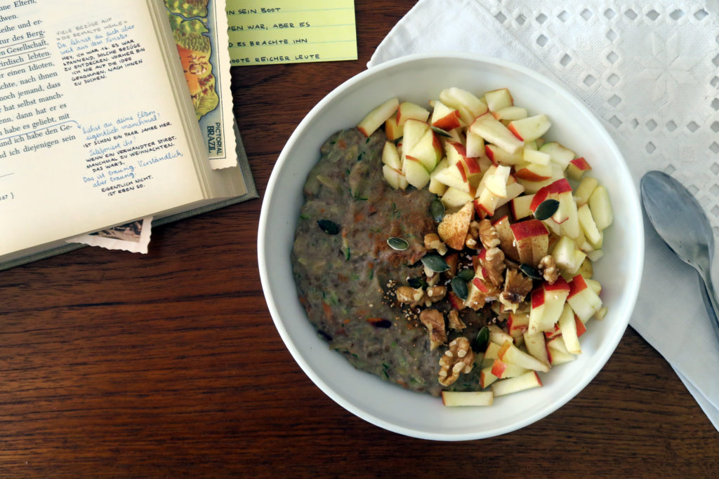 Glutenfreier Buchweizen-Porridge mit Möhre und Zucchini kann man schnell und einfach selber zubereiten. ;-)