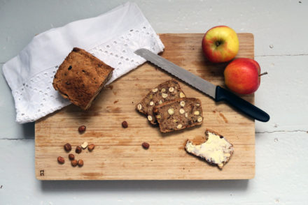 Das Apfel-Haselnuss-Brot ist einfach zuzubereiten. Glutenfrei, gesund.