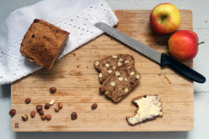 Ob zum Frühstück, zum Kaffee oder als Snack zwischendurch - das glutenfreie Apfel-Haselnuss-Brot ist eine gesunde, ballaststoffreiche und leckere Alternative.