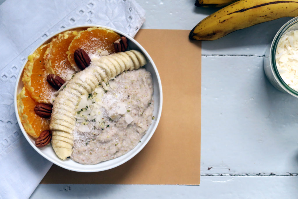 Der glutenfreie und vegane Kokos-Buchweizen-Porridge liefert euch Eiweiß, Fett, Kohlenhydrate, Vitamine sowie Ballast- und Mineralstoffe. Boooya.