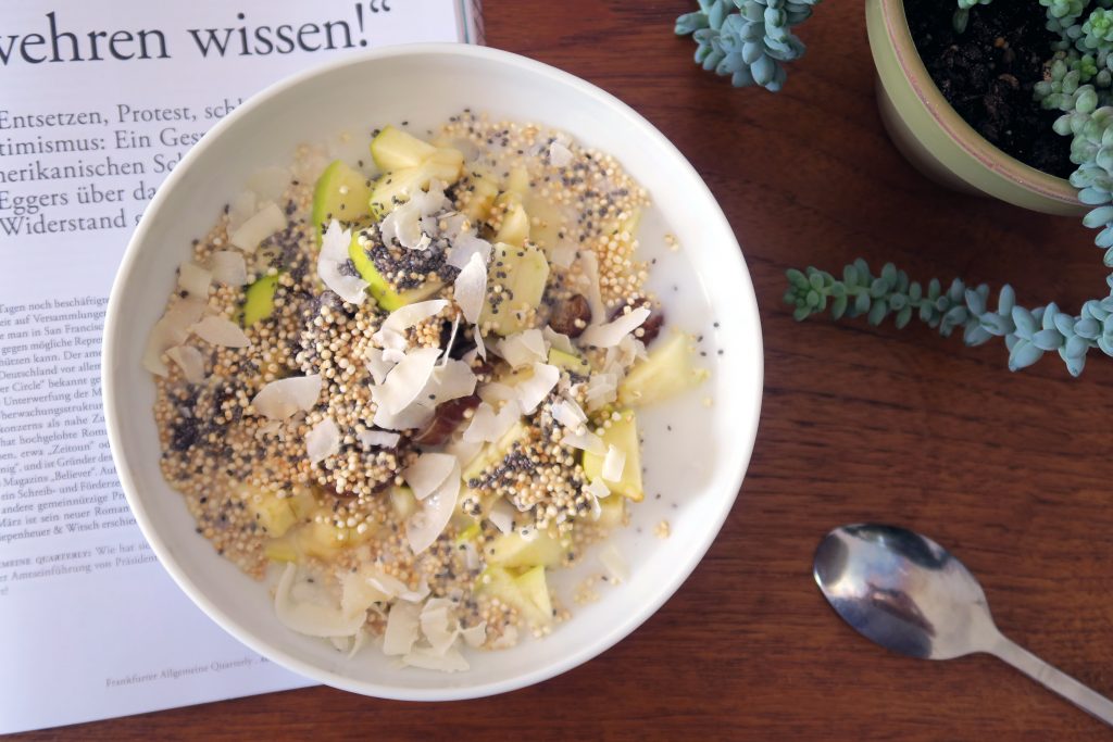Lust auf ein leckeres und gesundes Frühstück? Probiert die ratz-fatz zuzubereitende Frühstücks-Bowl mit Apfel, Quinoa und Chia-Samen aus. Zur Zeit mein Favorit!