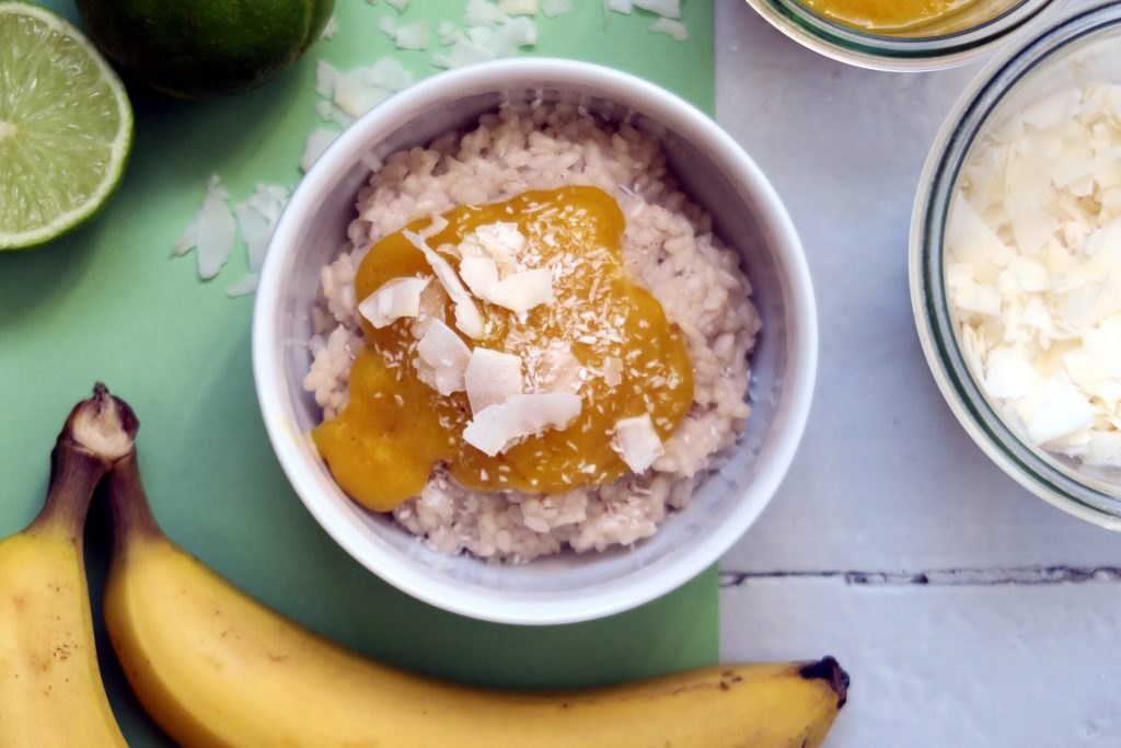 Der vegane und glutenfreie Kokos-Milchreis mit Mango-Mus schmeckt nach Sommer - und nach mehr. Hehe.