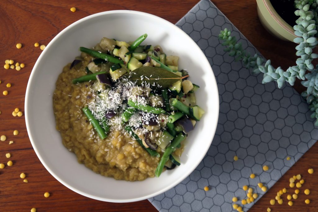 Wer mag es lecker und gesund? Dieses glutenfreie und vegane Linsen-Dal mit Gemüse ist eine schöne Abwechslung auf dem Esstisch. 