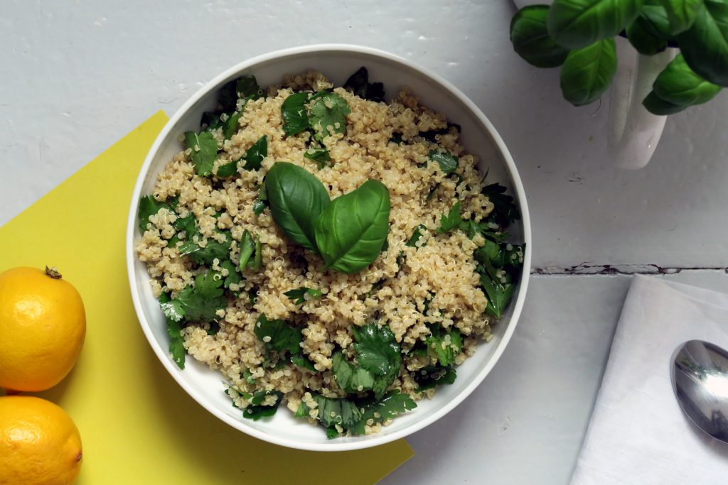 Dieser glutenfreie und vegane Quinoa-Kräuter-Salat ist eine gesunde Alternative für ein Mittagsessen. Er lässt sich obendrein schnell zubereiten und für mehrere Tage genießen.