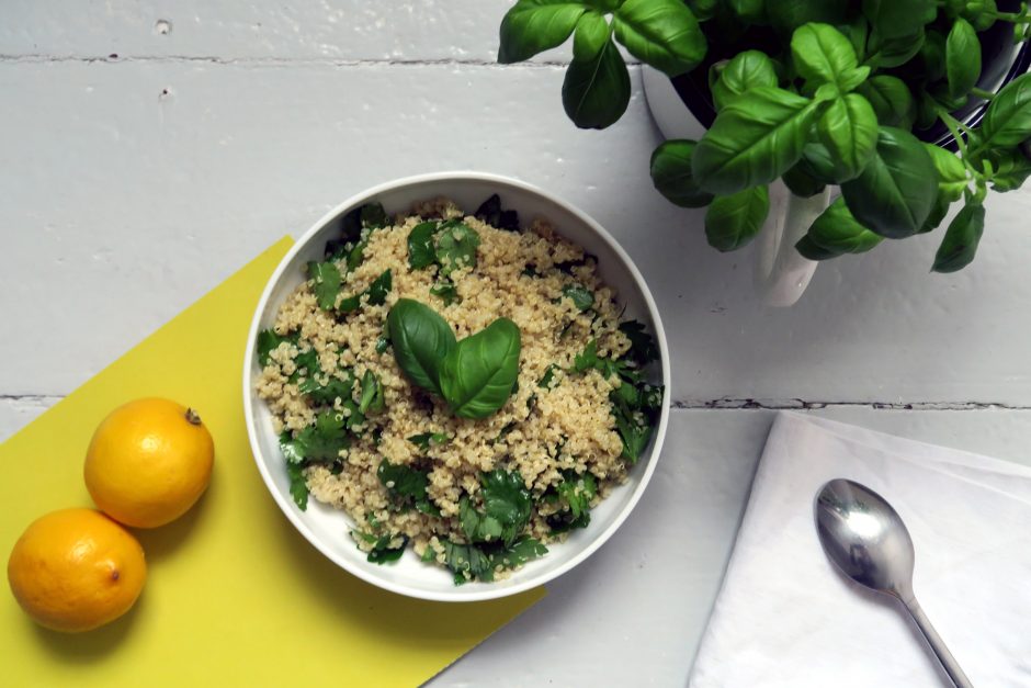 veganer und glutenfreier Quinoa-Kräuter-Salat